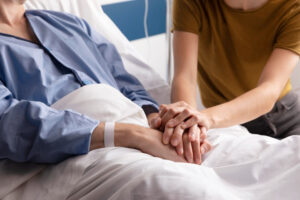 Cuidados Essenciais para Pacientes Acamados: Como Prevenir Complicações